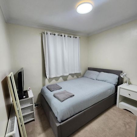 Double Room In Crawley,Gatwick,West Sussex Ifield Exterior foto